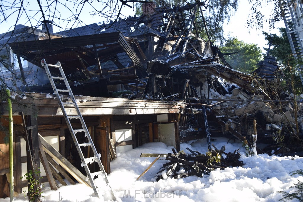 Grossfeuer Einfamilienhaus Siegburg Muehlengrabenstr P1228.JPG - Miklos Laubert